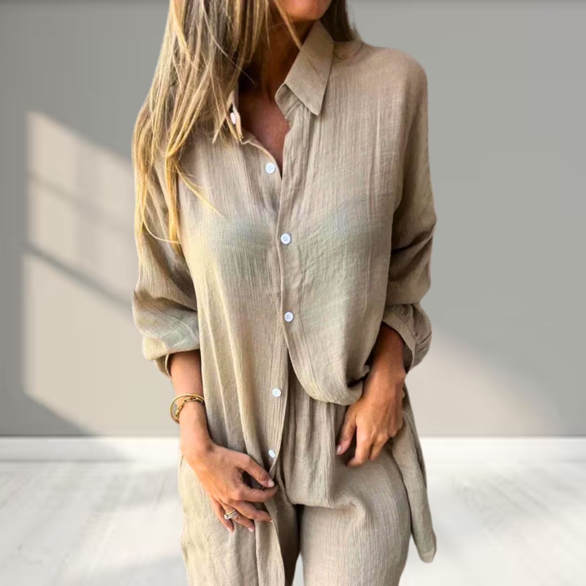Nora™ - Afslappet sæt med bluse og shorts