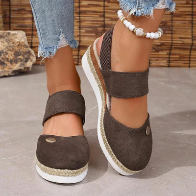 Sanna™ – Komfortsandal med kilehæl